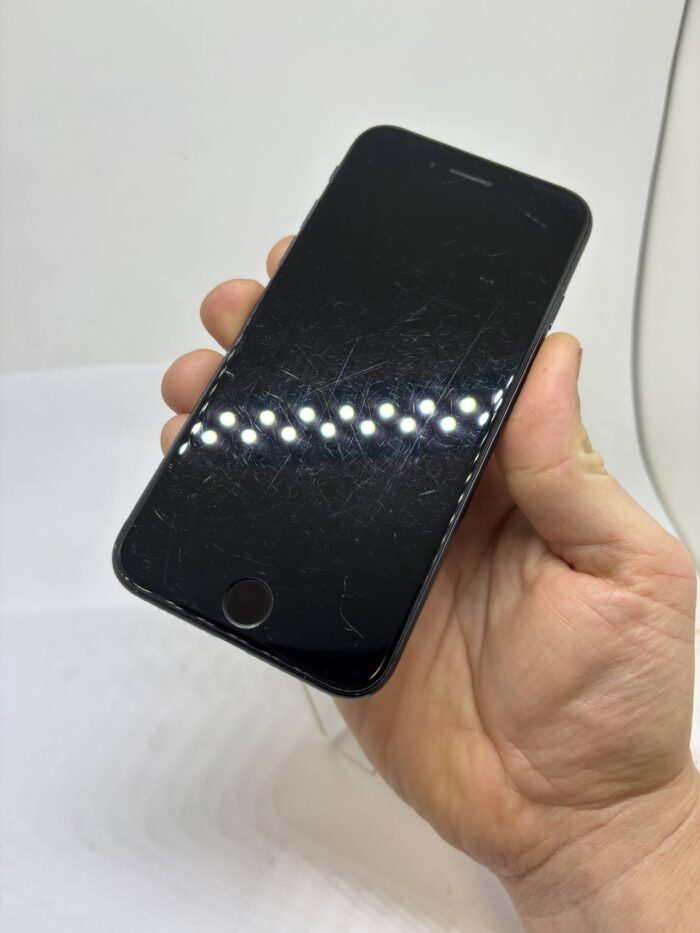 Apple iPhone SE (2020) 128GB Midnight - Obrázek 8